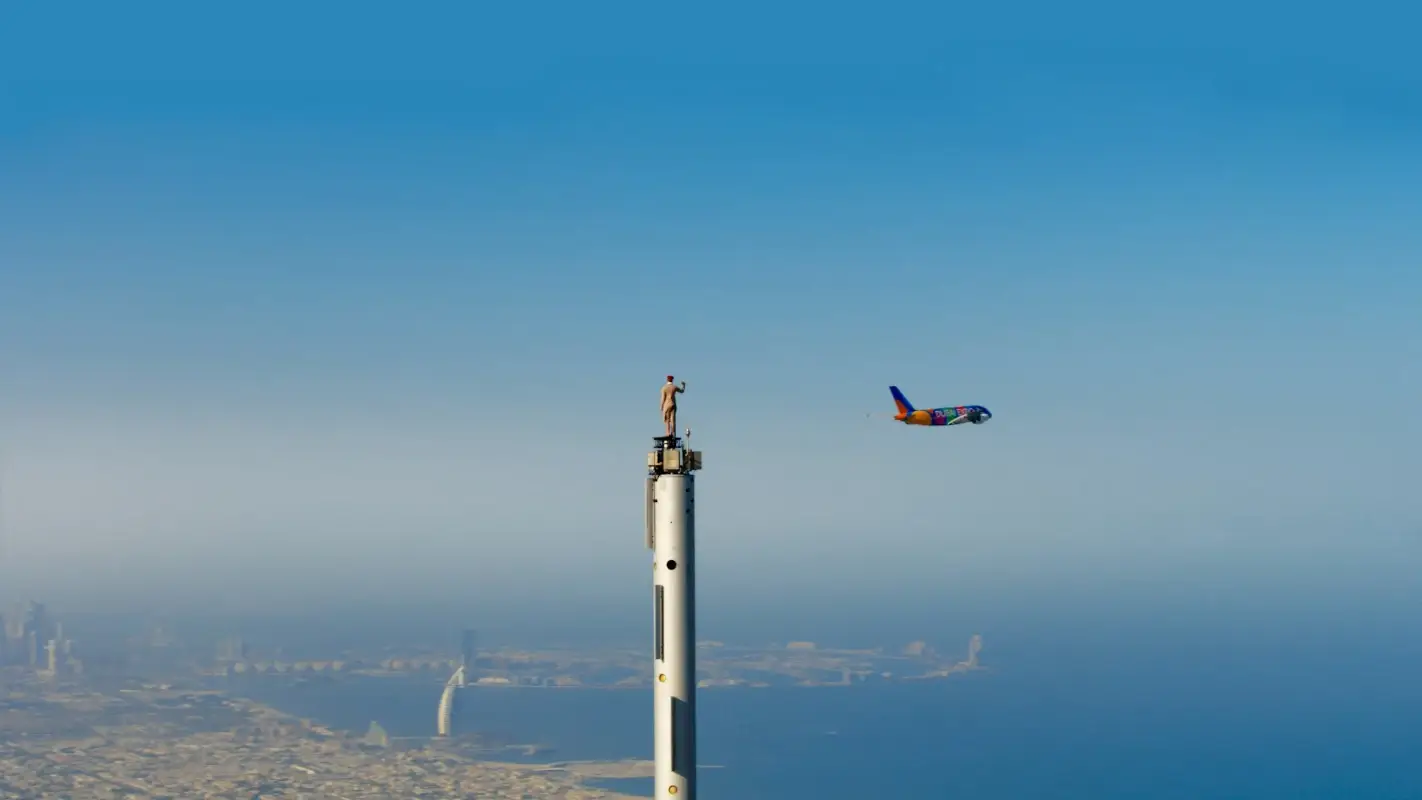 L'areo A380 di Emirates vola sul Burj Khalifa